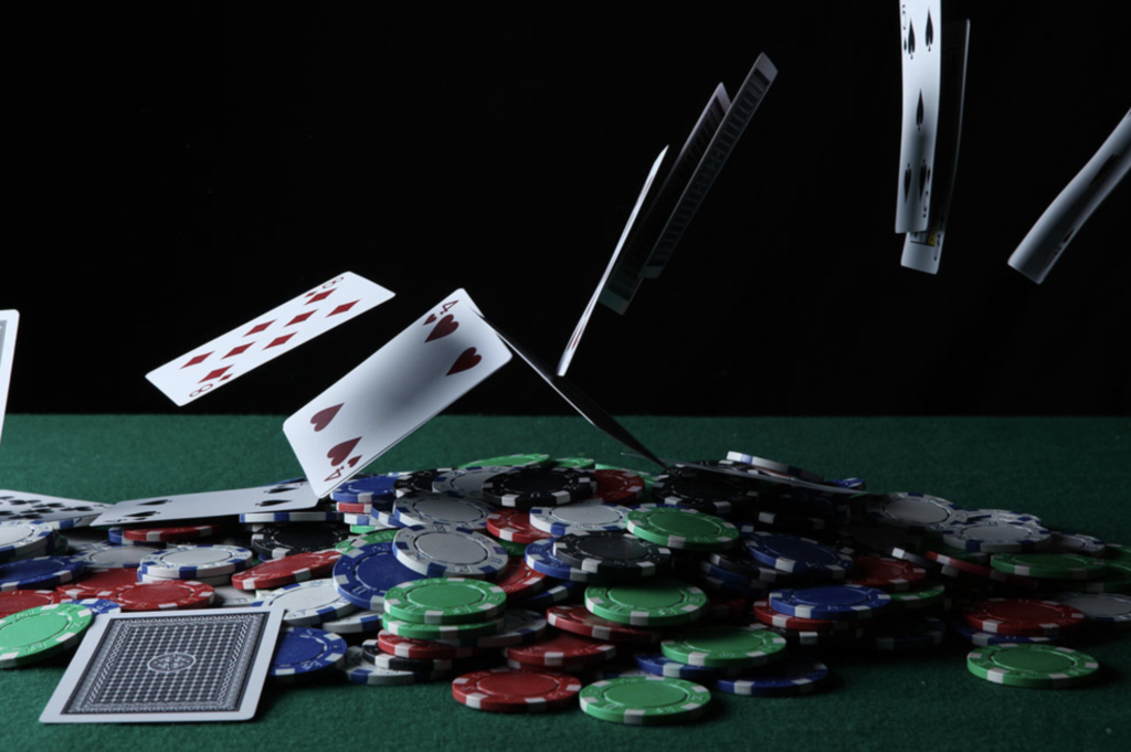 如何玩撲克遊戲-關於德州撲克四大策略教學