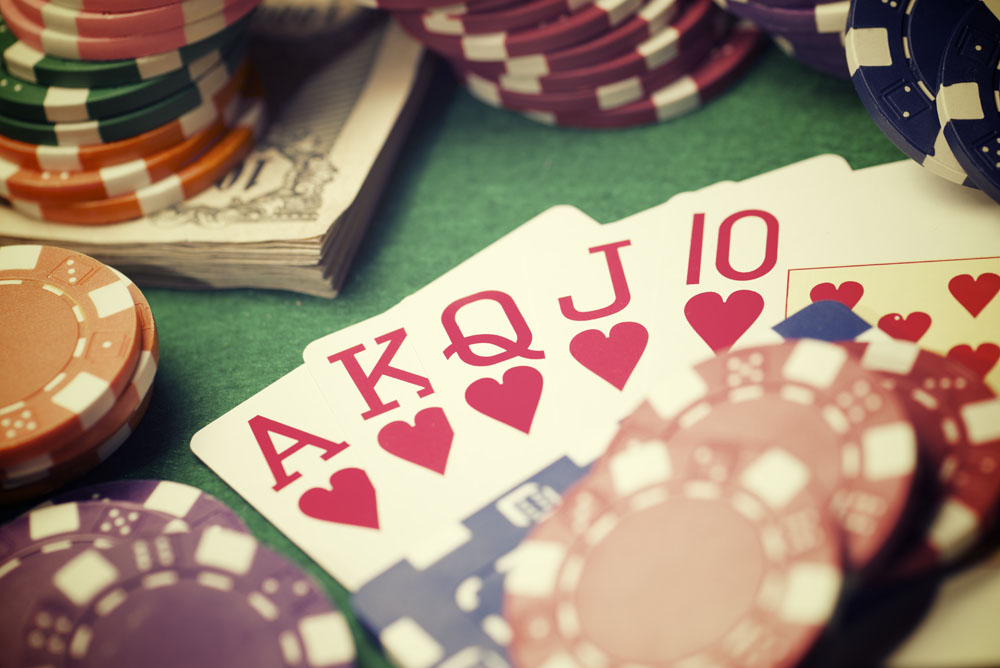 線上德州撲克牌賺錢的方式,提高勝率策略 2 紅心同花順AKQJ10與撲克籌碼